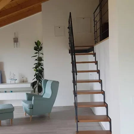 Lake View Apartment *